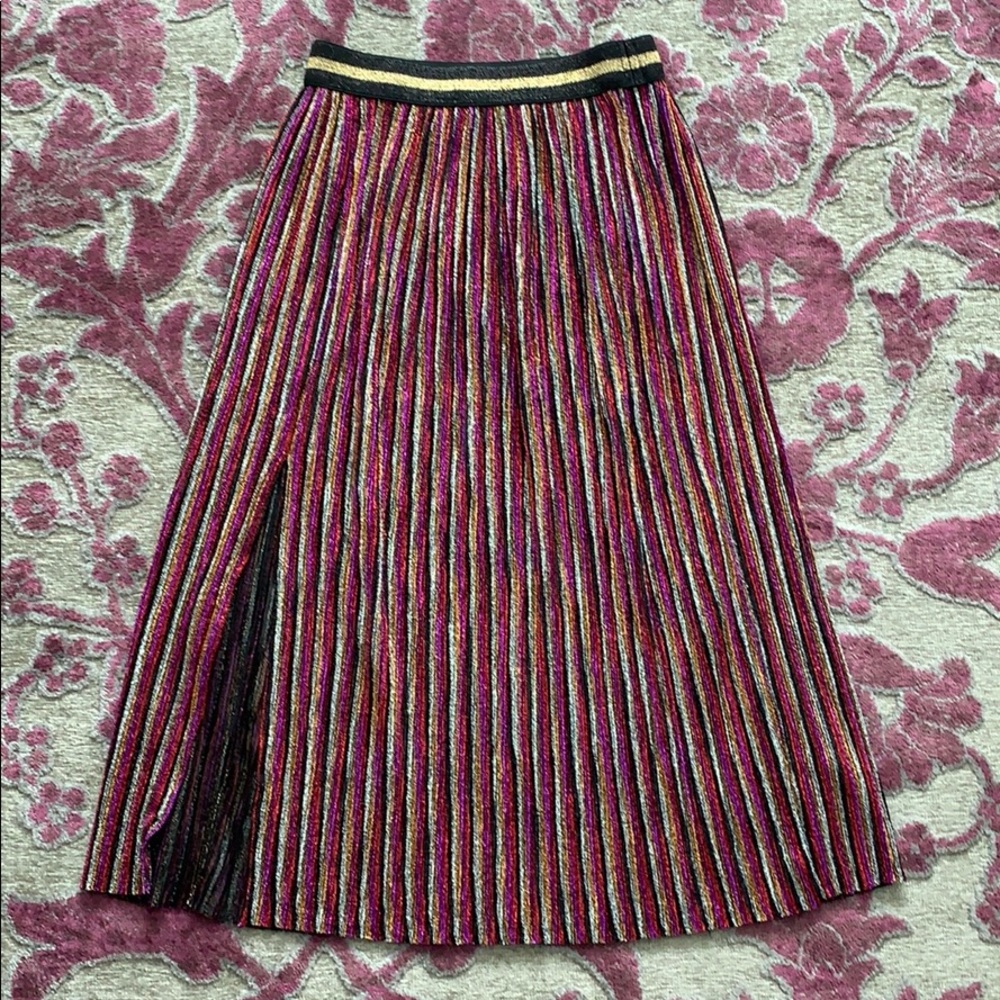 Knee lenght colorful skirt.